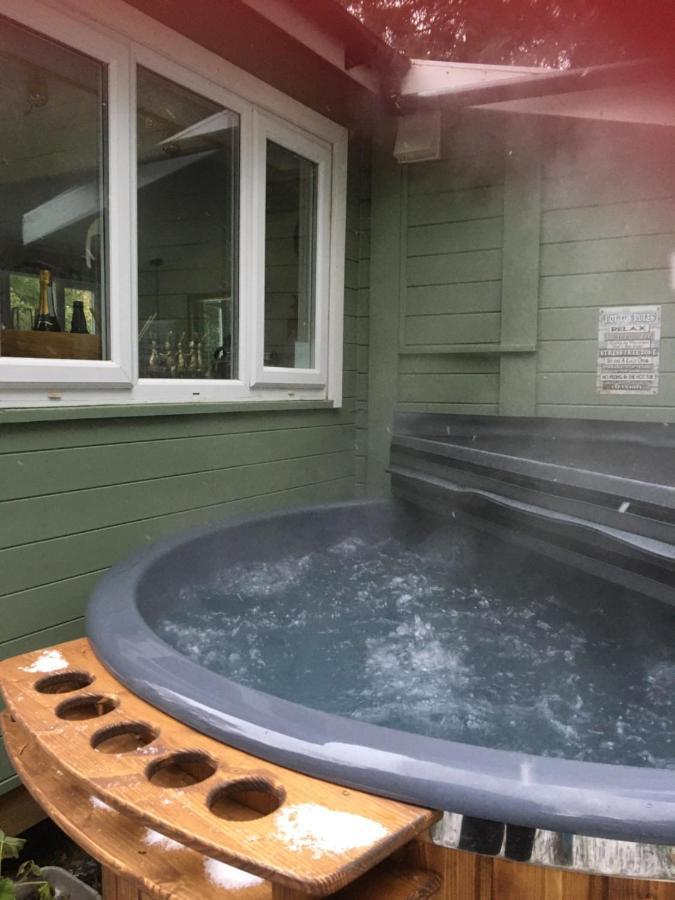 Woodland Cabin With Private Wood-Fired Hot-Tub Villa Farnham  Exteriör bild